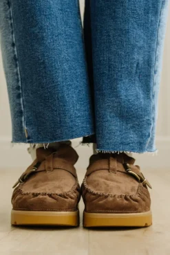 Deb Ruffled Suede Slides | Mocha